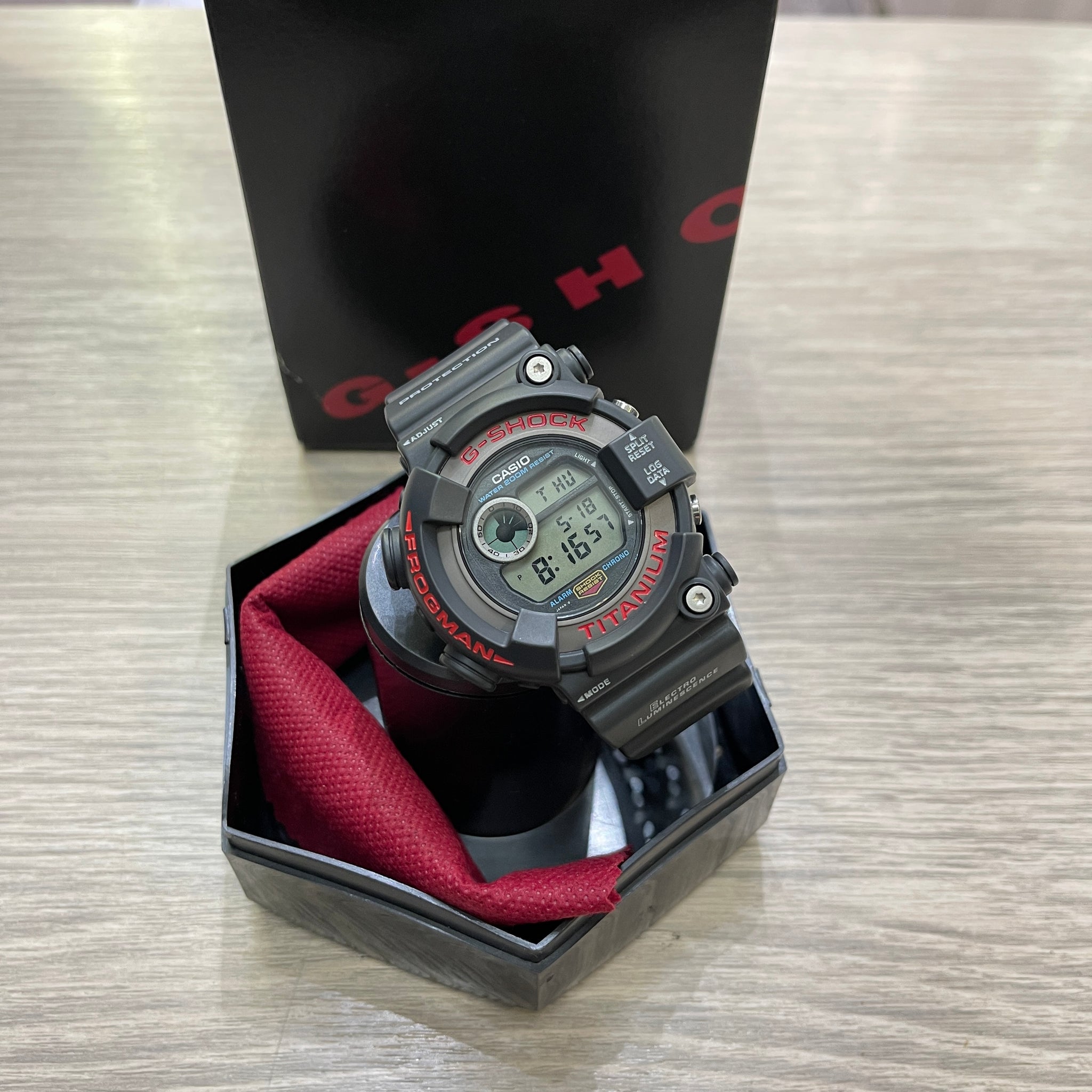 Casio G SHOCK 1995 THE FIRST TITANIUM FROGMAN ISO200m DW-8200-1A 