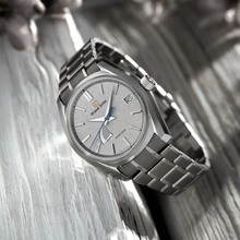 Load image into Gallery viewer, Grand Seiko Heritage Collection &quot;Winter Snow&quot; Spring Drive Caliber 9R65 SBGA415